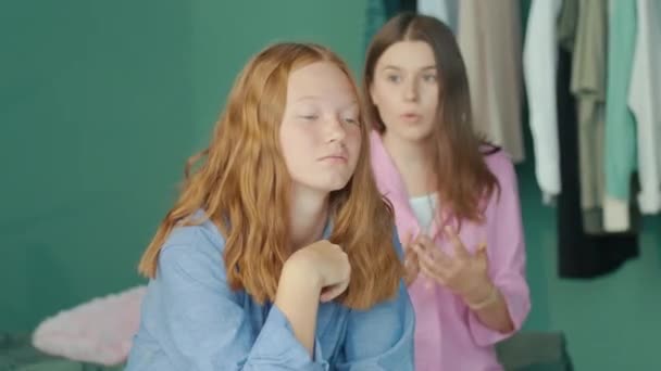 Duas Namoradas Discutindo Sentado Casa Irmãs Tendo Conflito Menina Primeiro — Vídeo de Stock