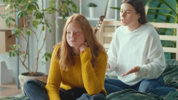 Twee Vriendinnen Ruziën Apart Zitten Thuis Zusters Hebben Conflicten Meisje — Stockvideo