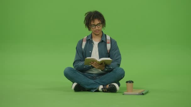 Junger Mexikanischer Mann Brille Und Jeanshemd Schaut Zum Buch Blättert — Stockvideo