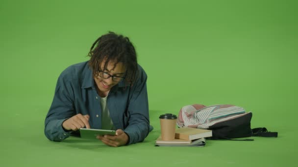 Feliz Estudiante Exitoso Gafas Con Camisa Mezclilla Navegando Lentamente Por — Vídeos de Stock