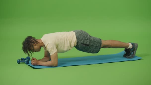 Młody Człowiek Sprawia Plank Flexing Legs Ćwiczenia Dynamiczne Domu Sportowy — Wideo stockowe