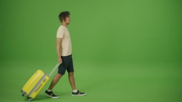 Jovem Cansado Mexicano Turista Camisa Leve Segurando Saco Carrinho Amarelo — Vídeo de Stock