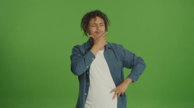 Genç Motivasyonlu Kıvırcık Kıvırcık Öğrenci Denim Shirt Giyen Mutlu ve Gülümseyen Yeşil Ekran Arkaplanında Güzel Bir Şey Düşünen