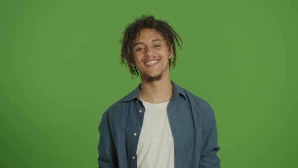 Junger Motivierter Multikultureller Lockiger Freischaffender Student Jeanshemd Der Sich Glücklich — Stockvideo