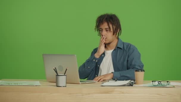 若い失望多文化フリーランスの学生は フラストレーションの手のひらで顔と口をカバー ノートパソコンで悪いニュースを取得しながら 緑の画面の背景の問題を解決するために探しています — ストック動画