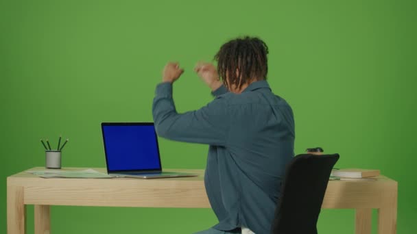 Jovem Multicultural Freelancer Estudante Digitação Tela Azul Laptop Trabalhando Internet — Vídeo de Stock