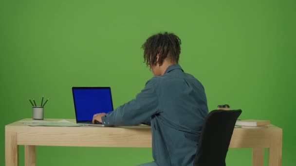 Молодий Мультикультурний Фрілансер Студент Друкує Синьому Екрані Ноутбук Працює Онлайн — стокове відео