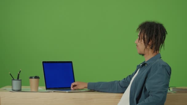 Estudiante Freelancer Multicultural Joven Escribiendo Ordenador Portátil Pantalla Azul Trabajando — Vídeos de Stock