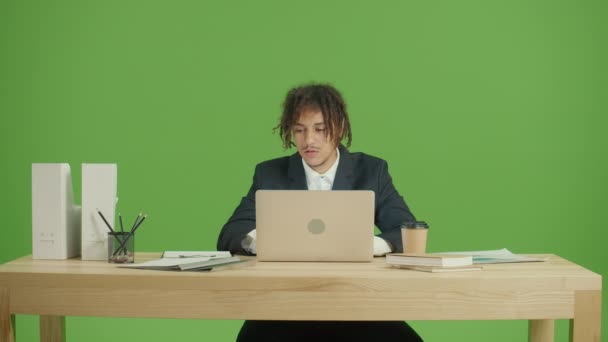 Young Multictural Business Man Attentiely Typing Laptop Working Internet Beautiful — 비디오