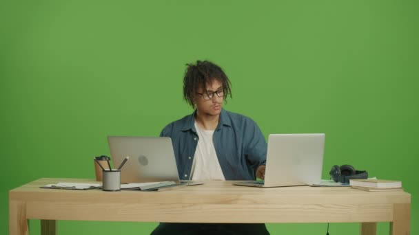 Joven Hombre Negocios Multicultural Freelancer Con Atención Escribiendo Computadoras Portátiles — Vídeos de Stock