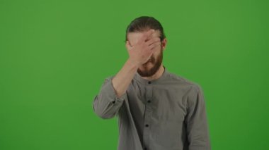 Genç Sakallı Serbest Çalışan Öğrenci Adam 'ın portresi Denim Shirt Giyen Baş Ağrısı ve Şakaklara ve Kafaya Masaj Yapan Krom Anahtar. İş yeri Konseptinde Hastalık