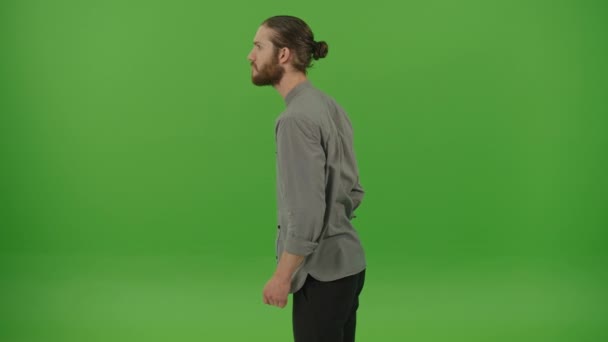 Vista Lateral Retrato Enojado Joven Barbudo Freelancer Estudiante Hombre Camisa — Vídeo de stock