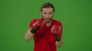 Genç Motivasyonlu Sakallı Adam 'ın Yeşil Ekran' daki Dövüş Eldivenleri 'nde Boks Egzersizleri Yapan Portresi, Chroma Key. Erkek Kickboks, Spor ve Sağlıklı Yaşam Konsepti