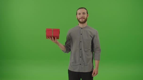 Mladý Motivovaný Vousatý Muž Džínové Košili Držící Červený Dárkový Box — Stock video