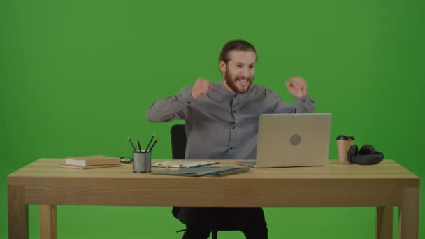 Młody Motivated Bearded Man Freelancer Wpisując Laptopie Praca Internecie Wykonywanie — Wideo stockowe