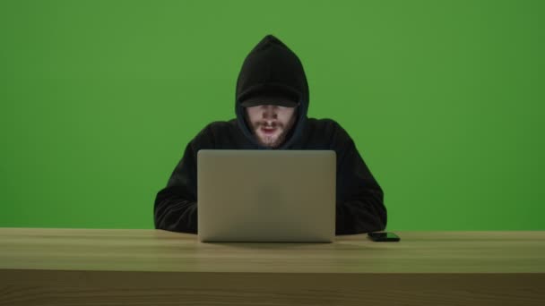Homme Méconnaissable Hacker Portant Sweat Shirt Avec Capuche Chapeau Dactylographie — Video