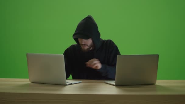 Onherkenbaar Man Hacker Dragen Van Sweater Met Kap Pet Typen — Stockvideo