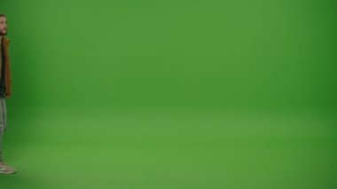 Sıcak Sakallı Genç Turist Siyah Trolley Torbası Geçip Gidiyor Yeşil Ekranda, Krom Anahtarda. Seyahat ve Macera Yaşam Tarzı Konsepti