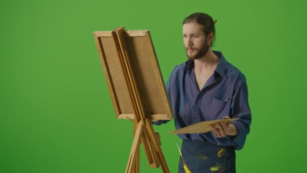 Joven Artista Motivado Camisa Mezclilla Delantal Trabajo Creación Pintura Nueva — Vídeos de Stock