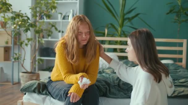 Yardım Destek Kızıl Saçlı Mutsuz Depresyonlu Genç Kız Kadın Arkadaşla — Stok video