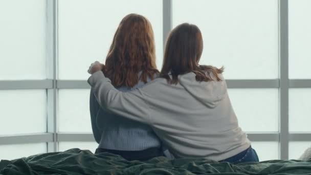 Sevgililer Kız Kardeşler Yatakta Otururken Panoramik Pencere Kucaklayan Şefkatli Bir — Stok video