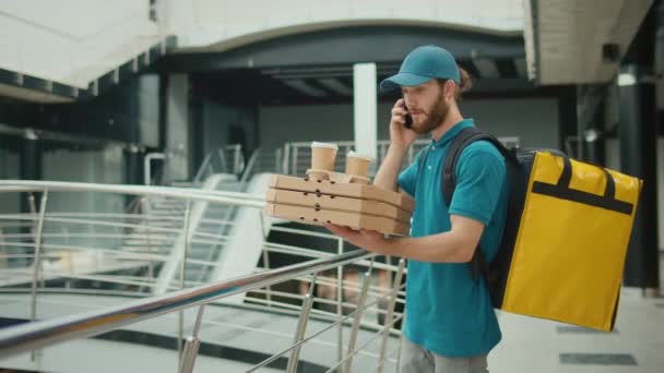 Persona Entrega Alimentos Usando Smartphone Para Buscar Direcciones Entrega Comida — Vídeo de stock