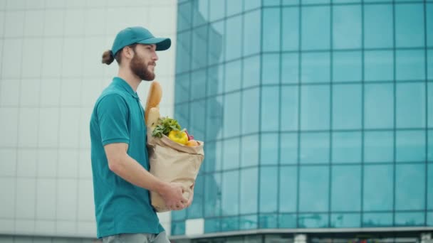 Dostawca Uniform Holds Paper Bag Żywnością Wyświetla Kciuk Górę Podczas — Wideo stockowe