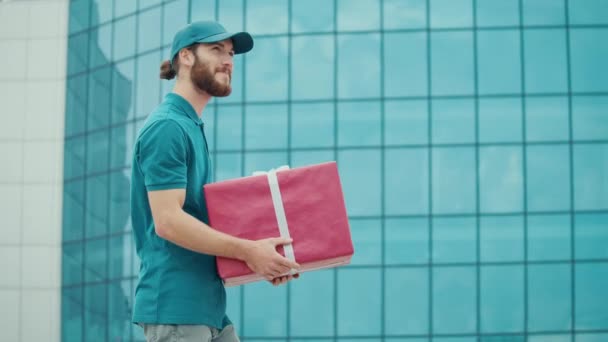 Repartidor Uniforme Sostiene Paquete Caja Cartón Del Presente Que Entregar — Vídeo de stock