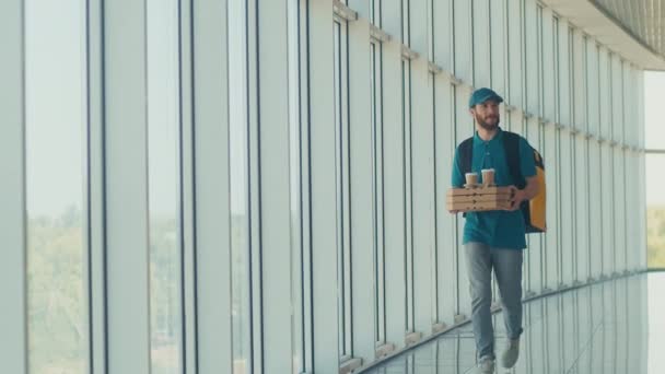 Homem Entrega Bonito Com Mochila Térmica Traz Caixas Pizza Café — Vídeo de Stock