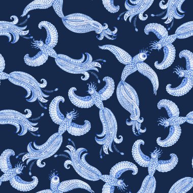 Etnik tarzda kusursuz bir model. Elle boyanmış peri masalı uçan tavus kuşu kuşları koyu mavi arka planda halk süsleri ile. Duvar kağıdı, tekstil baskısı, ambalaj kağıdı için mavi suluboya resim