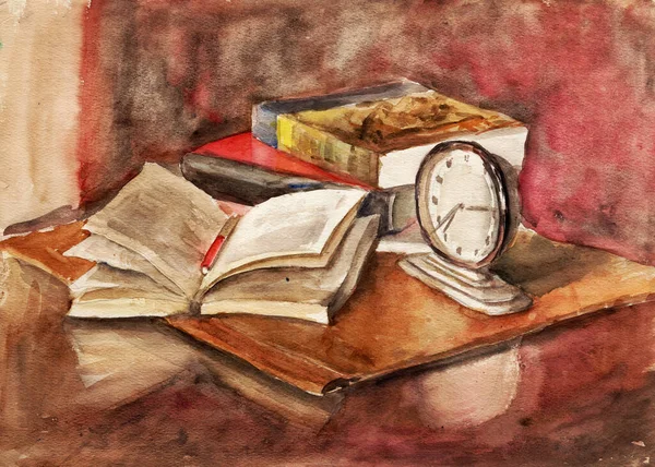 Suluboya hala hayat. Bir yığın kitap, bir deri klasör, eski bir çalar saat, cilalanmış bir masanın üzerinde, duvarda asılı duran kırmızı halının arka planına karşı.