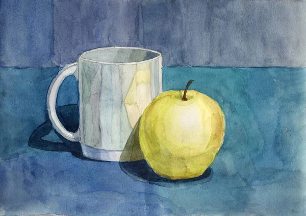 水彩キュビズムはまだ生きています釉白いセラミックマグカップとダークグレーの青の背景に黄色のリンゴの果物 — ストック写真