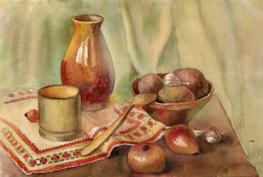 Kil vazoda kahverengi seramik sürahi, patates, sarımsak ve soğanla suluboya işlemeli Hutsul keten peçetesine işlenmiş baharatlar için ahşap kaşık ve havan.