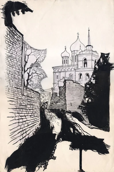 俯瞰古砖城墙和位于普斯科夫的克里姆林宫钟楼的三一主教座堂 旧纸上的复古墨水和钢笔绘图 — 图库照片