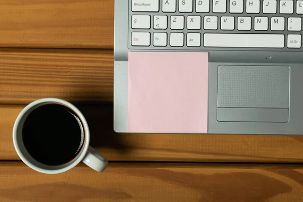 Aerial View Silver Laptop Writing Paper Coffee Cup Wooden Base — Stock Photo, Image