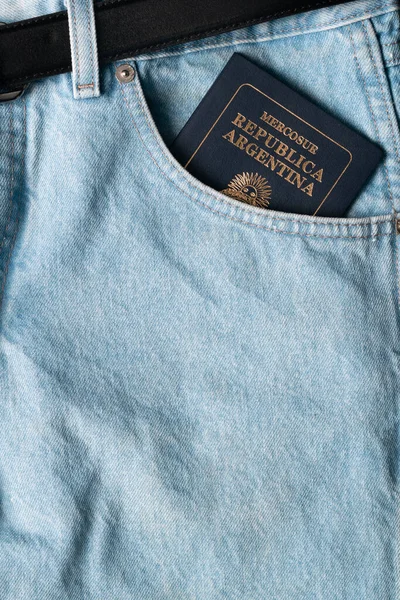 Passaporte Argentino Parcialmente Dentro Bolso Uma Calça Azul Clara — Fotografia de Stock