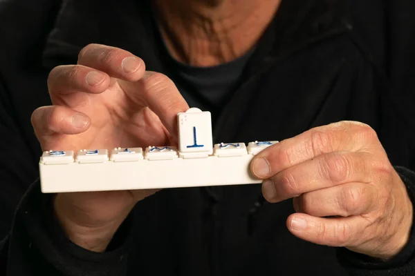 Main Prenant Une Pilule Pilulier Blanc Avec Compartiment Ouvert — Photo