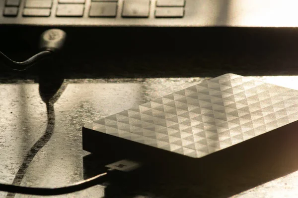Зовнішній Жорсткий Диск Підключений Ноутбука Мармуровому Столі — стокове фото