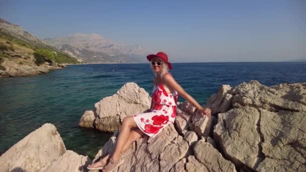 Dame rustend in Borka strand van Kroatië — Stockvideo