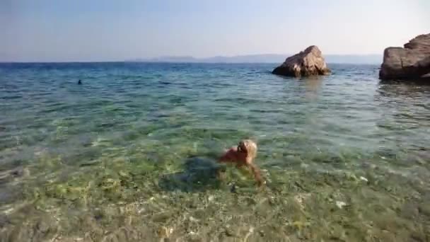 Γυναίκα που κολυμπά στην παραλία Μπόρκα της Κροατίας — Αρχείο Βίντεο