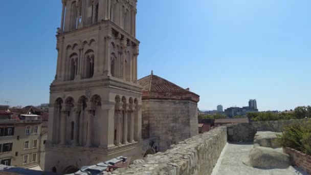 Mädchen mit Glockenturm von Split — Stockvideo