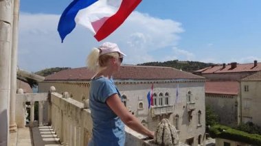 Trogir 'de Hırvat bayrağı altında bir kadın