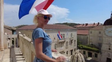 Trogir 'de Hırvat bayrağı taşıyan genç bayan