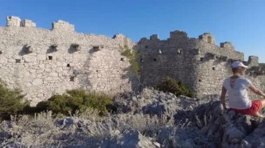 Grebastica Duvarında Hırvat bayrağı taşıyan kadın