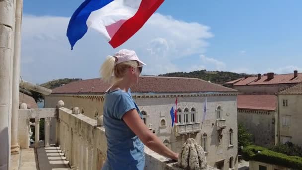 Femme sous drapeau croate à Trogir — Video