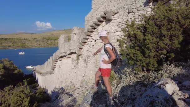 Женщина на стене Страусы Хорватии — стоковое видео