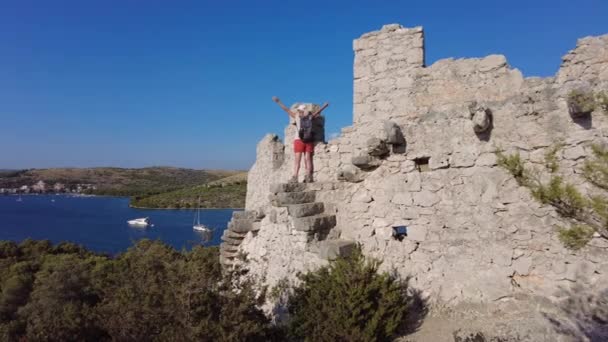 Γυναίκα στο Τείχος της Όστριτσα της Κροατίας — Αρχείο Βίντεο