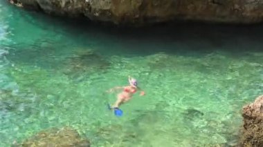 Hırvat Punta Rata 'da yüzen kadın