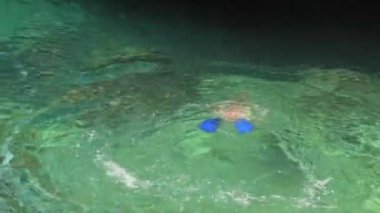 Hırvatistan 'ın Punta Rata plajında şnorkelle yüzen kadın