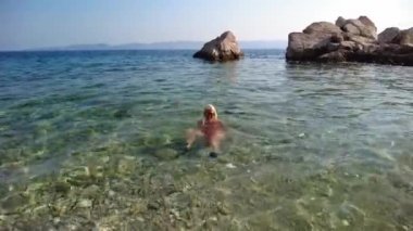 Hırvatistan 'ın Borka plajında yüzen kız